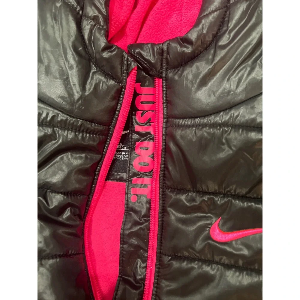 Nike‎ Girls Puffer Jacket Black Pink Hooded Quilted Fleece Lined Size 4-5 YRS - Picture 2 of 3